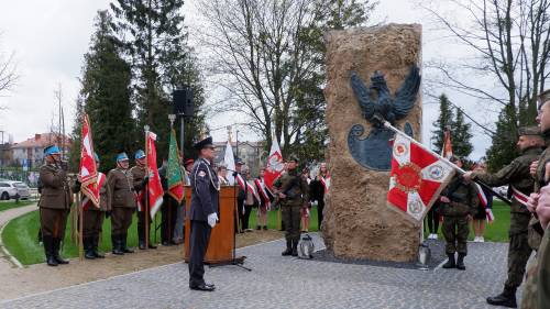 Żołnierze i poczty sztandarowe oraz dowódca wydarzenia podczas obchodów 83. rocznicy Zbrodni Katyńskiej